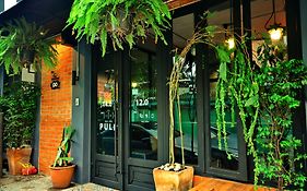 เดอะ เนบอร์ ฮูต โฮสเทล แอนด์ คาเฟ่